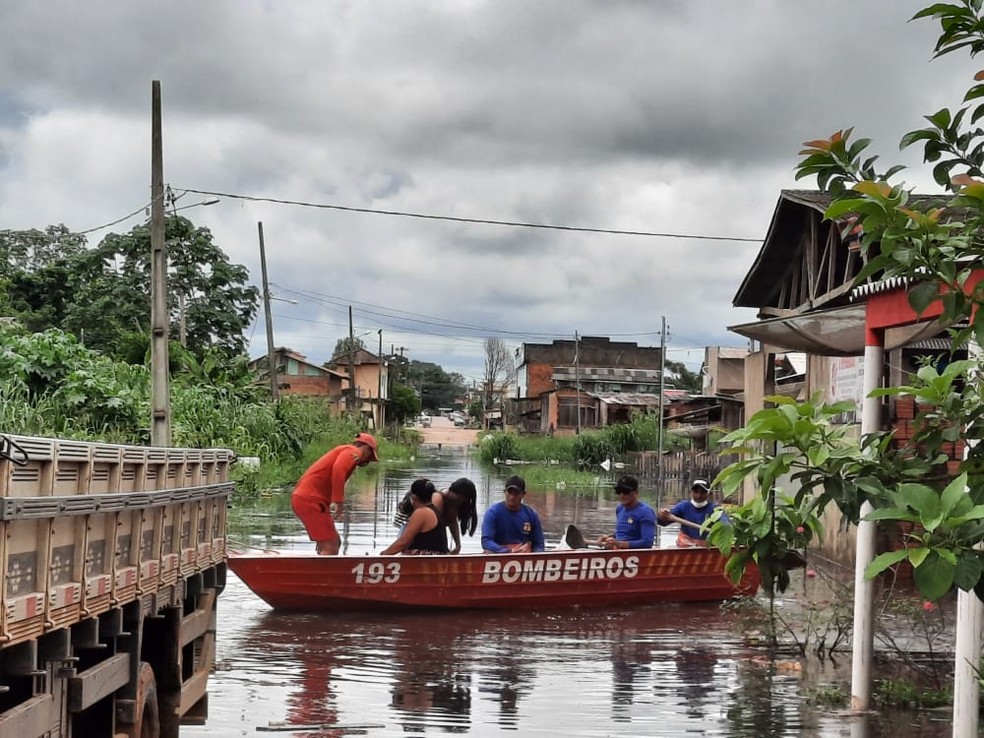 Rio Iaco em Sena Madureira transborda e atinge mais de 100 moradores em 7 bairros