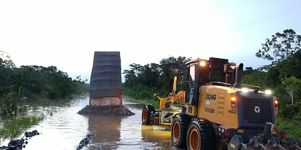 Após elevação, trecho da BR-364 no Acre é liberado parcialmente e veículos são puxados por máquinas