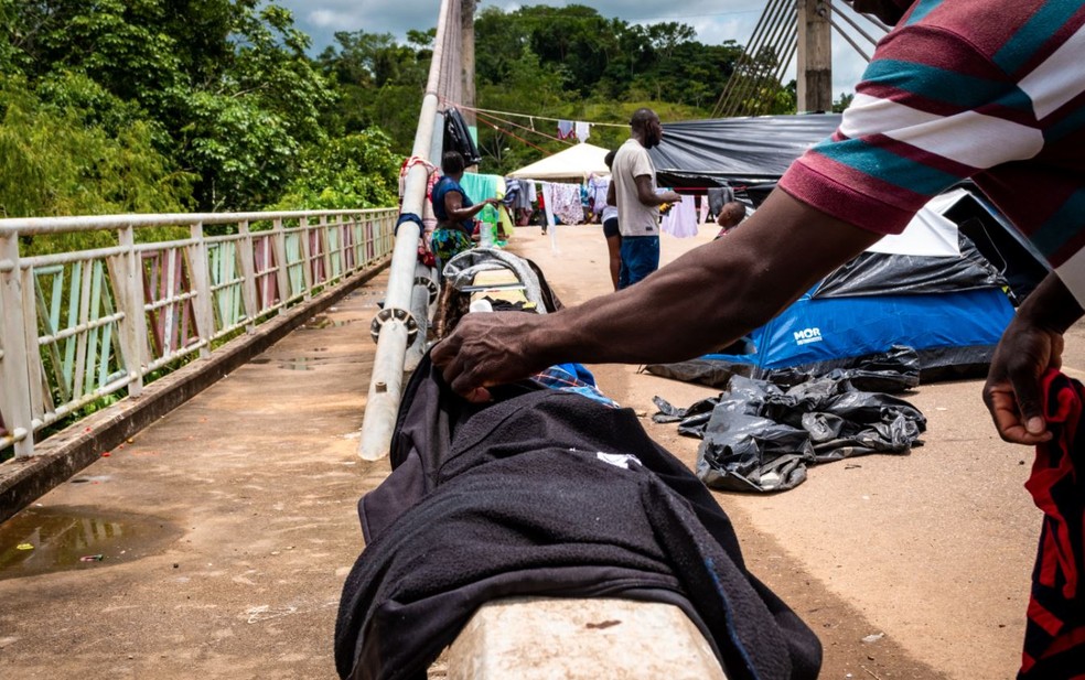 Em resposta à União, MPF defende permanência de imigrantes em ponte no AC e critica falta de solução