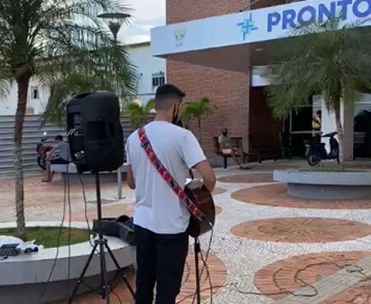 Jovem canta para pacientes com Covid-19 no Pronto Socorro e emociona familiares