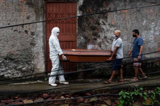 Com mais 1.367 mortes por Covid no Brasil, média móvel volta a subir