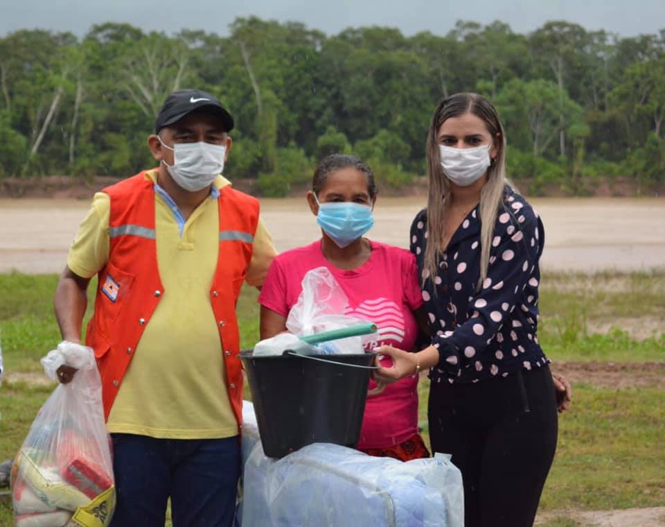 Em meio a pandemia, prefeitura de Porto Walter, Ministério Público e governo distribuem sacolões para ajudar famílias atingidas pela alagação