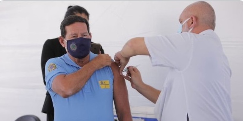 Mourão é vacinado contra Covid-19 em Brasília: ‘Fiz minha parte como cidadão consciente’, diz