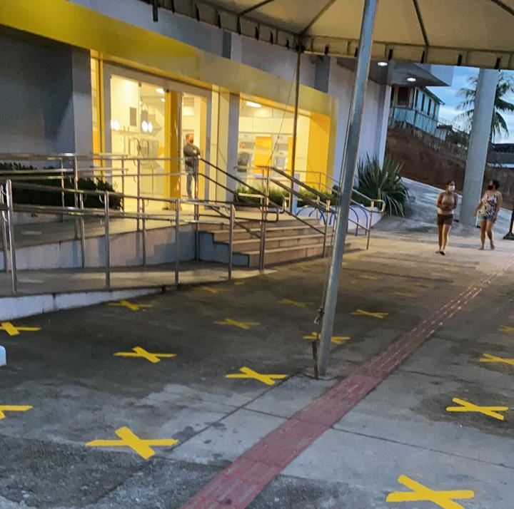 Após ser multada, Agência do Banco do Brasil em Cruzeiro do Sul manda pintar chão para organizar fila de espera