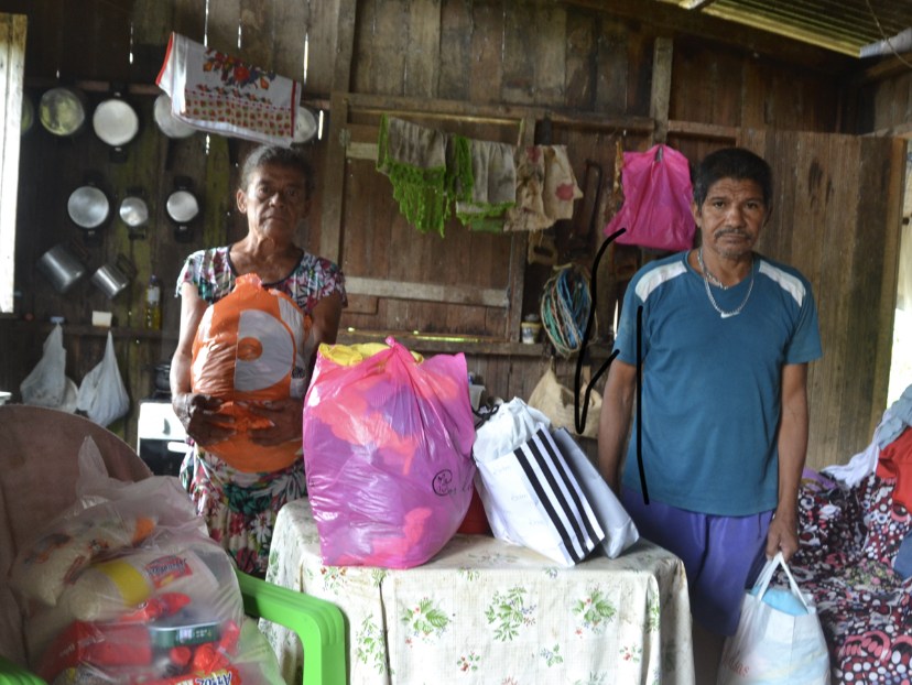 SOS Acre: Idosa que comoveu em vídeo pescando em lago, recebe ajuda