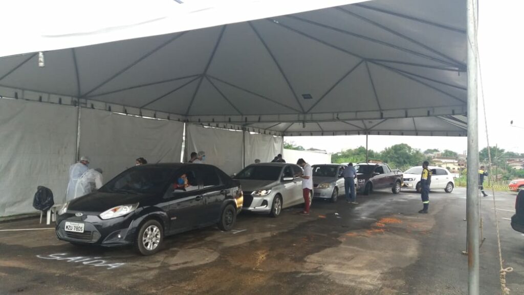 Vacinação de idosos em sistema drive thru é realizado em Cruzeiro do Sul