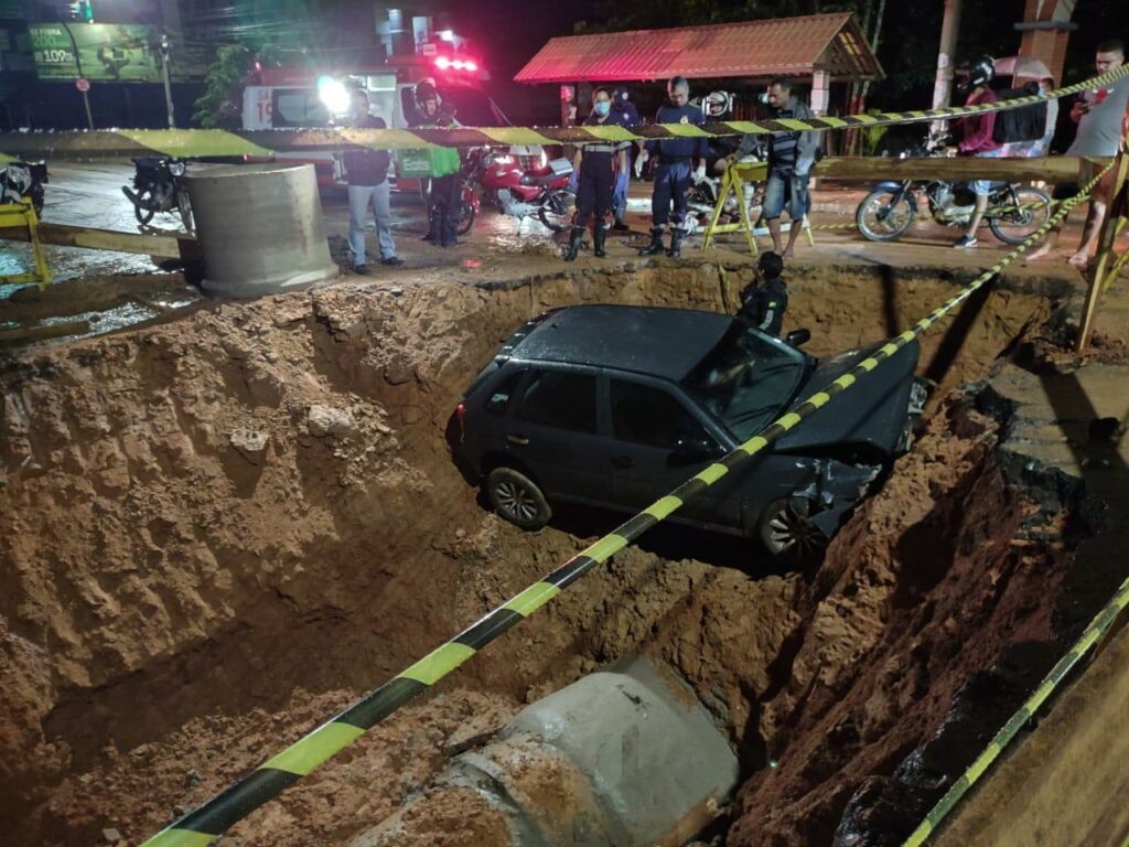 Carro cai em cratera feita pela prefeitura para reparo de esgoto na Capital