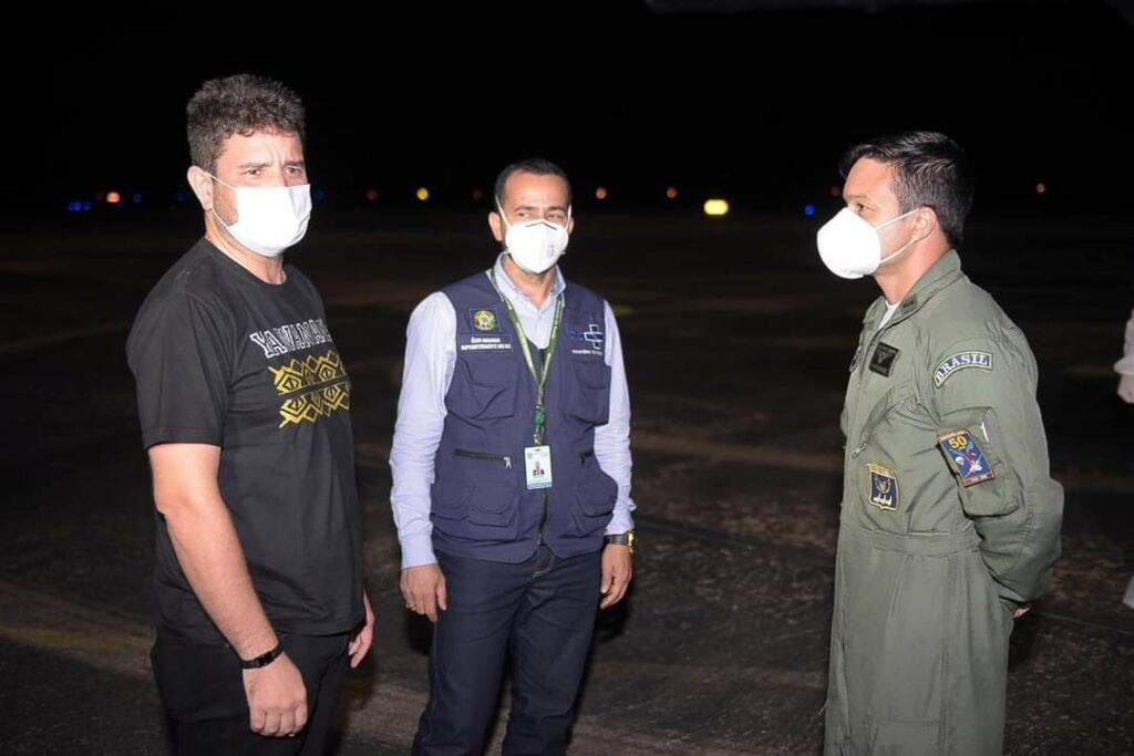 Mais três pacientes de Covid são embarcados para Manaus; Gladson acompanha operação