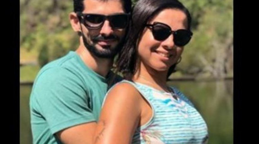 Mulher tentar escapar de carro em movimento após levar 8 facadas do marido, mas morre