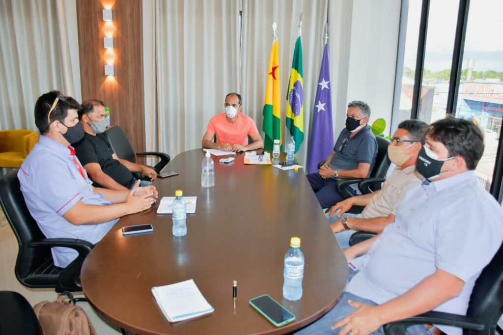 Prefeitura, Energisa, vereadores e Sindicato Rural tratam sobre instalação de rede elétrica em ramais