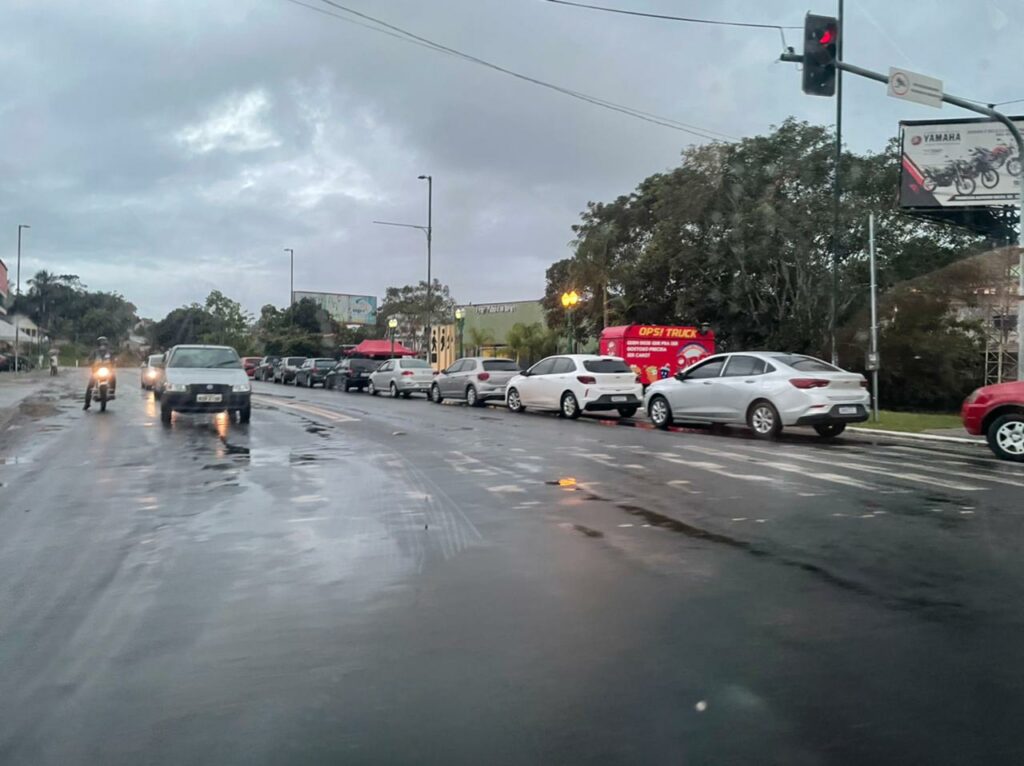 Fila de veículos já é longa para vacinação de idosos em Cruzeiro do Sul