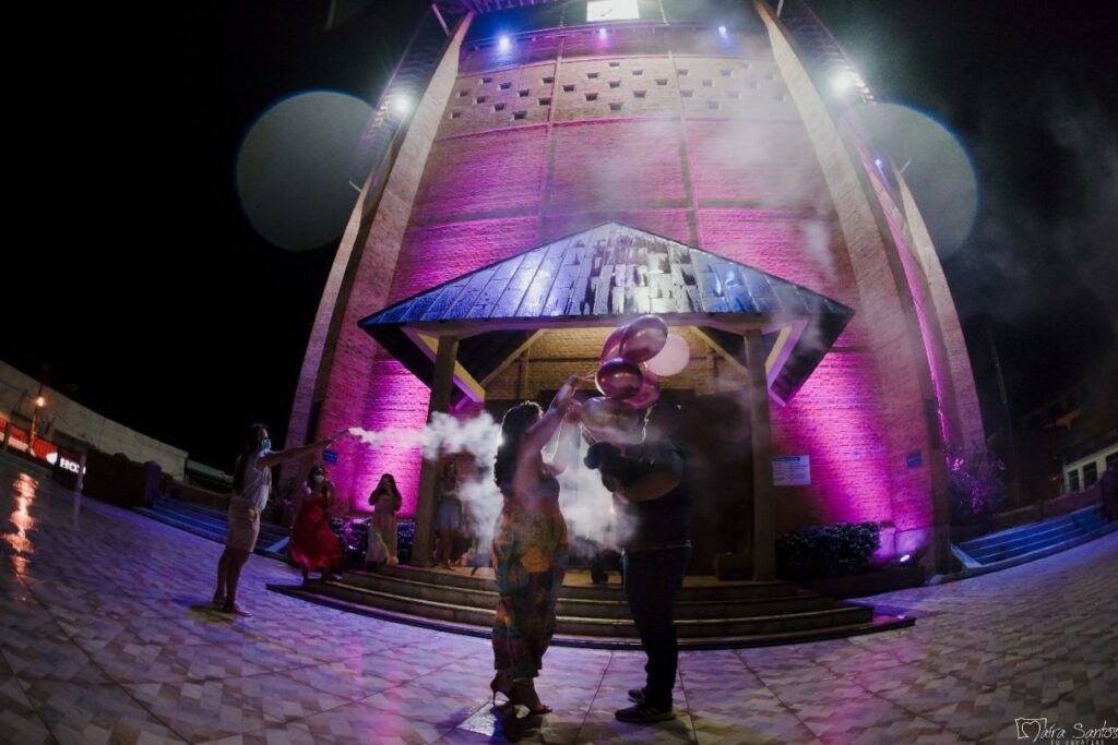 Em Cruzeiro do Sul, casal encontra jeito diferente de revelar sexo do bebê; assista