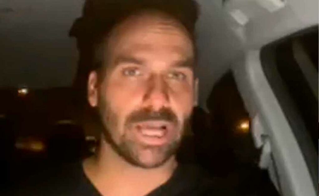 Eduardo Bolsonaro critica a “imprensa mequetrefe” que pede uso da máscara: “Enfia no rabo”