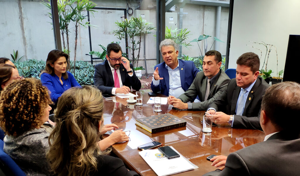 Bancada pede a Bolsonaro que o Acre tenha projeto de vacinação em massa na Amazônia