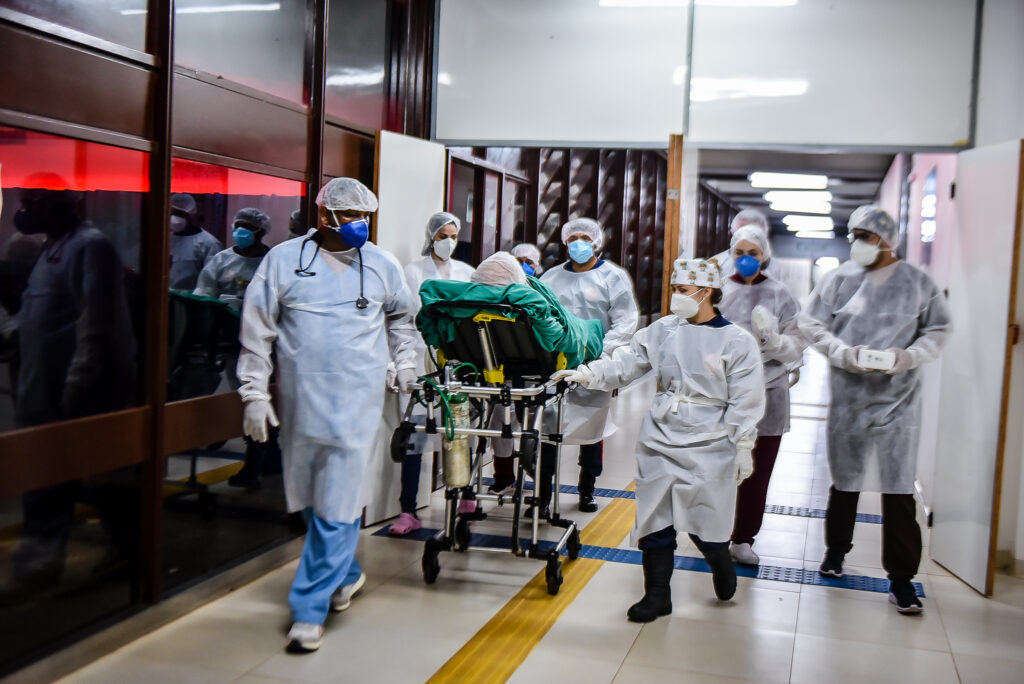 Soldados da vida: A corrida frenética contra o tempo para salvar pacientes acometidos pela Covid-19