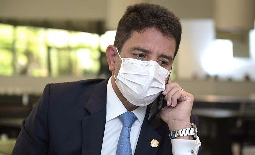 Com 2 milhões de doses, Gladson pretende iniciar vacinação em massa ainda este ano