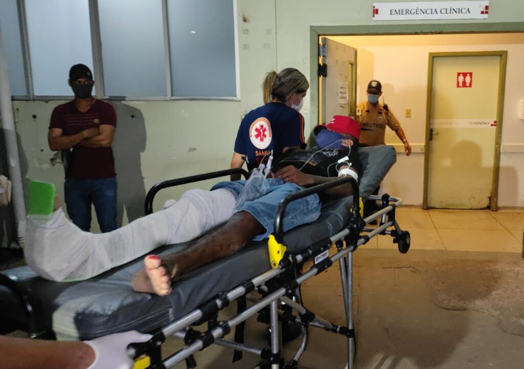 Criminosos em carro passam atirando e jovem é atingido com um tiro na perna