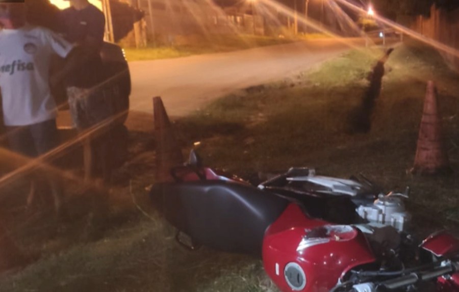 Em Cruzeiro do Sul, motociclista sofre acidente após invadir pista na contramão