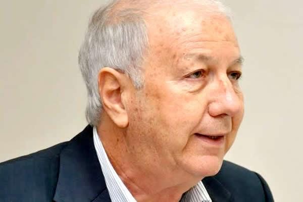 Padre Massimo pede lockdown e dispara: “O vírus faz festa”