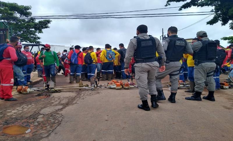 Com salário atrasado pela prefeitura, gari é preso por não poder pagar pensão na capital