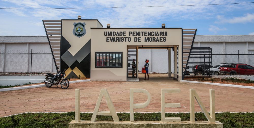 Visitantes são presos ao tentar enviar celulares para detentos