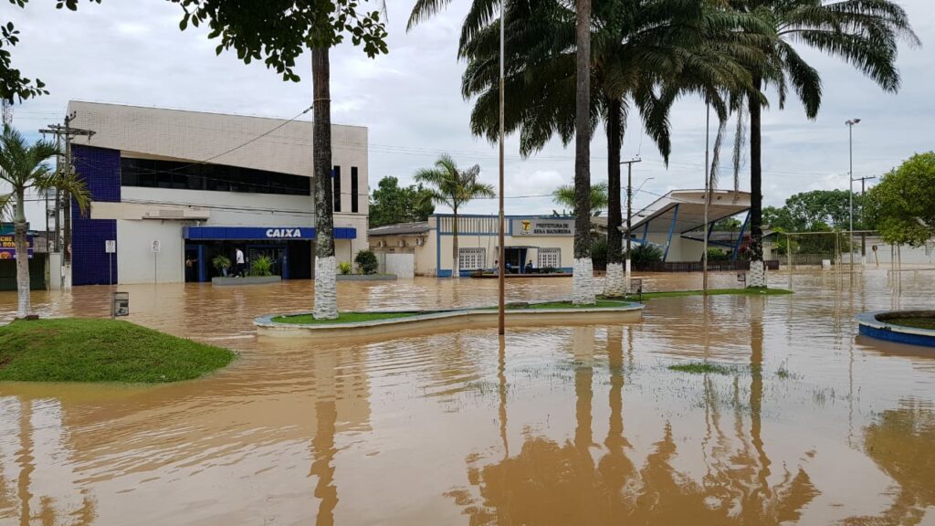 Com baixa do Rio Iaco, famílias começam a deixar abrigos em Sena Madureira