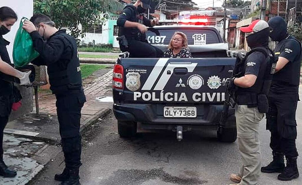 Polícia Civil cumpre mandados, fecha “boca de fumo” e prende vovó do tráfico