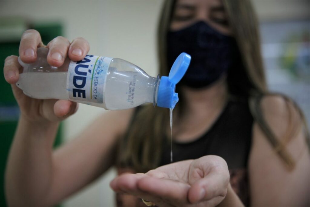 Mesmo após receber vacina, população deve manter medidas de prevenção contra a Covid