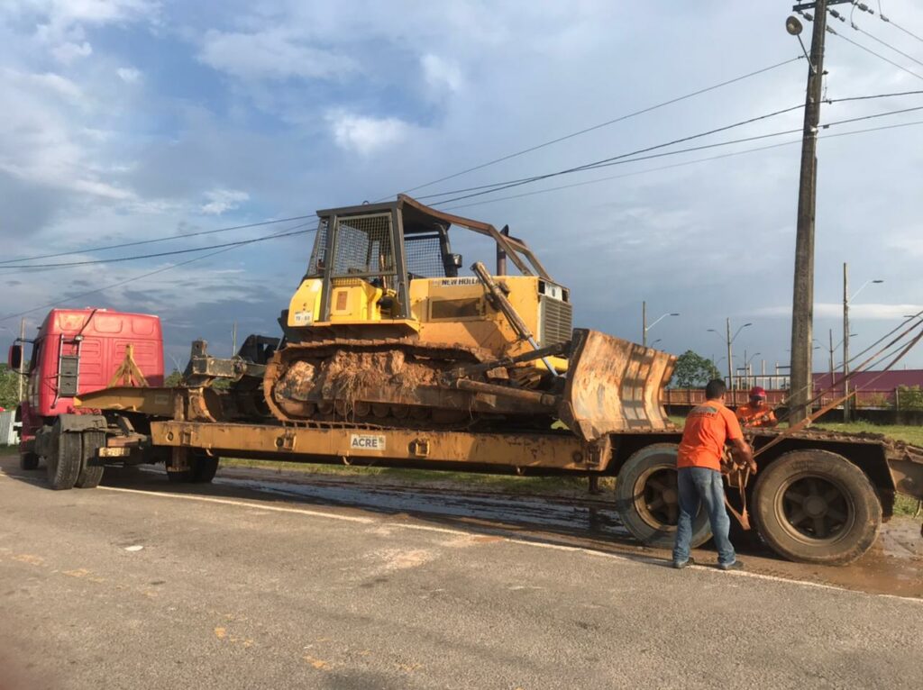 Após enchente que atingiu Tarauacá, governo presta apoio à prefeitura com limpeza de ruas