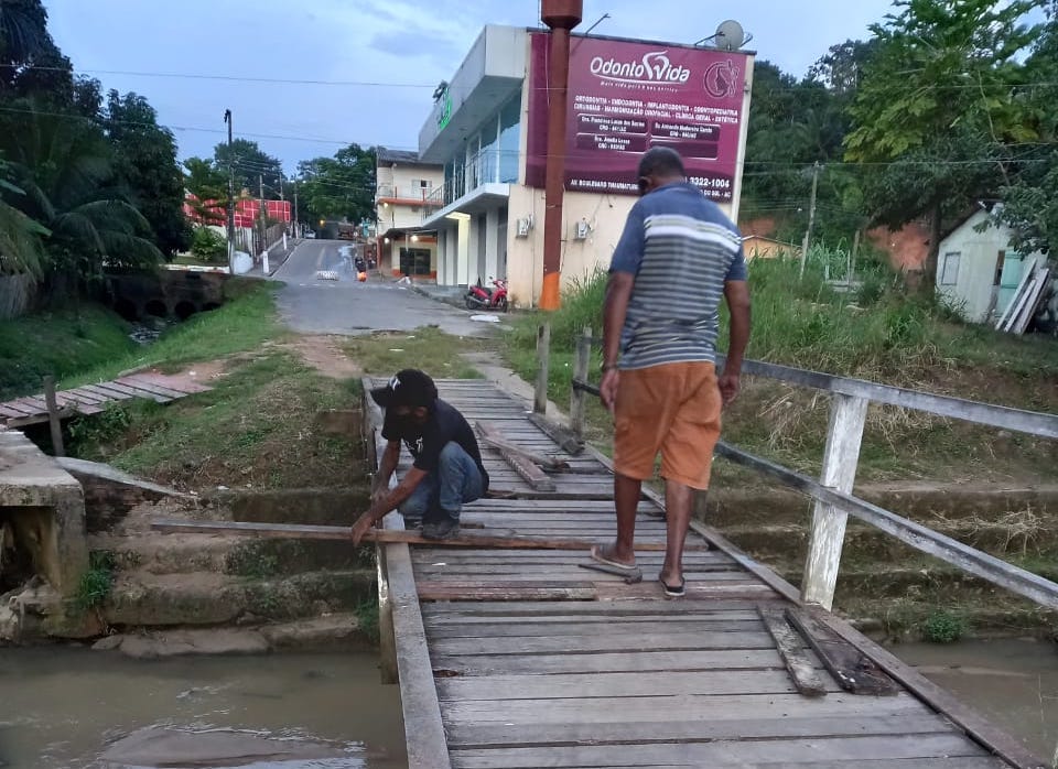Por conta própria, moradores fazem manutenção de passarela na Avenida Mâncio Lima