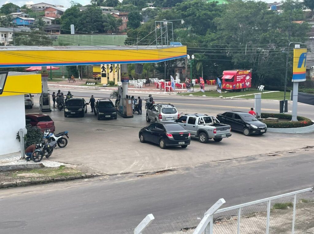 Postos de combustíveis em Cruzeiro do Sul formaram filas para abastecimento de veículos