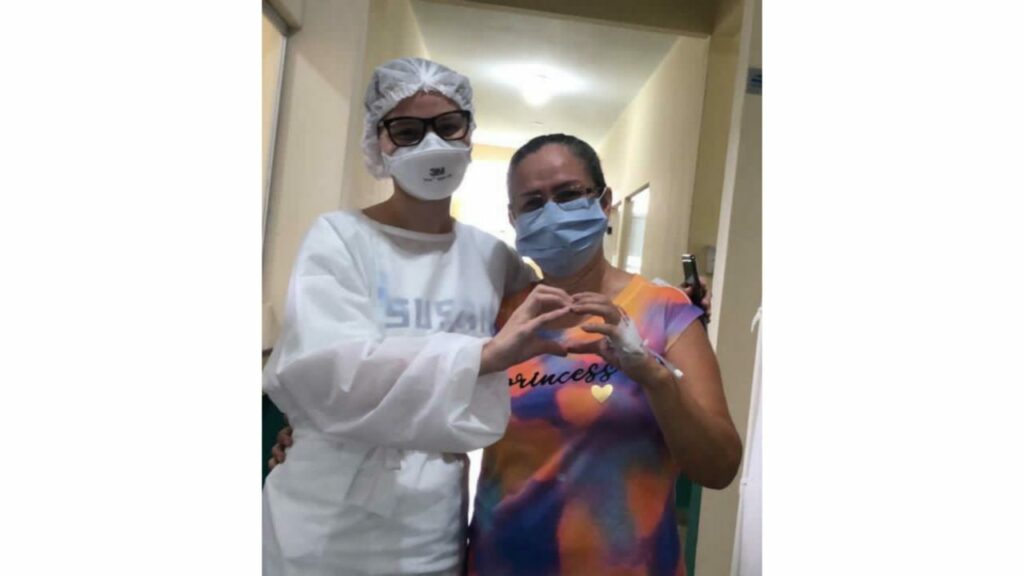 Enfermeira retrata a dor e dificuldade em ter a própria mãe como paciente de Covid-19