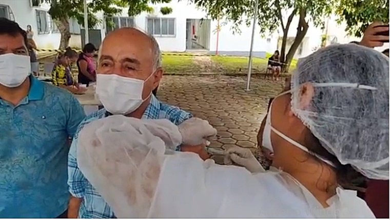 Bocalom é vacinado contra a Covid e continua defendendo tratamento precoce