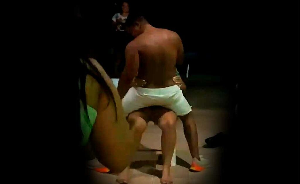 Participantes de roda de samba desafiam a morte numa combinação letal: sem máscaras e aglomerados