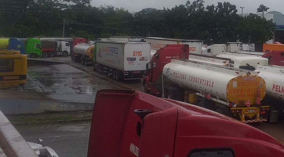 Após atravessar fronteira, caminhões continuam sem poder seguir devido paralisação de auditores da Receita Federal no AC