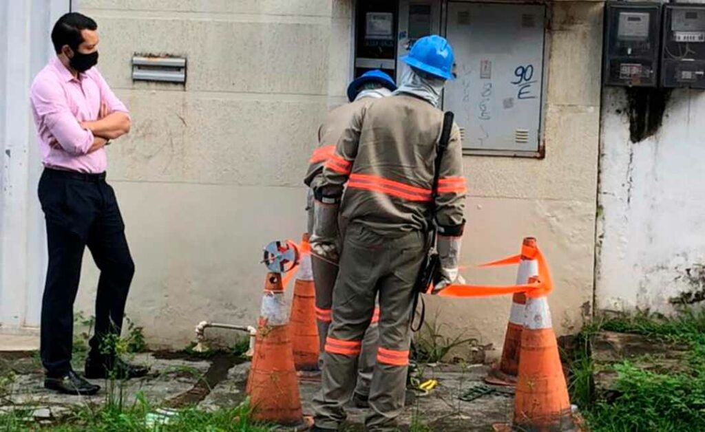 Câmara caloteira não paga a conta e Energisa corta de novo a luz de gabinete de vereador