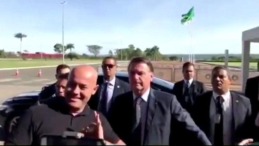 Apoiador tira foto com Bolsonaro e faz gesto de supremacia branca; veja vídeo