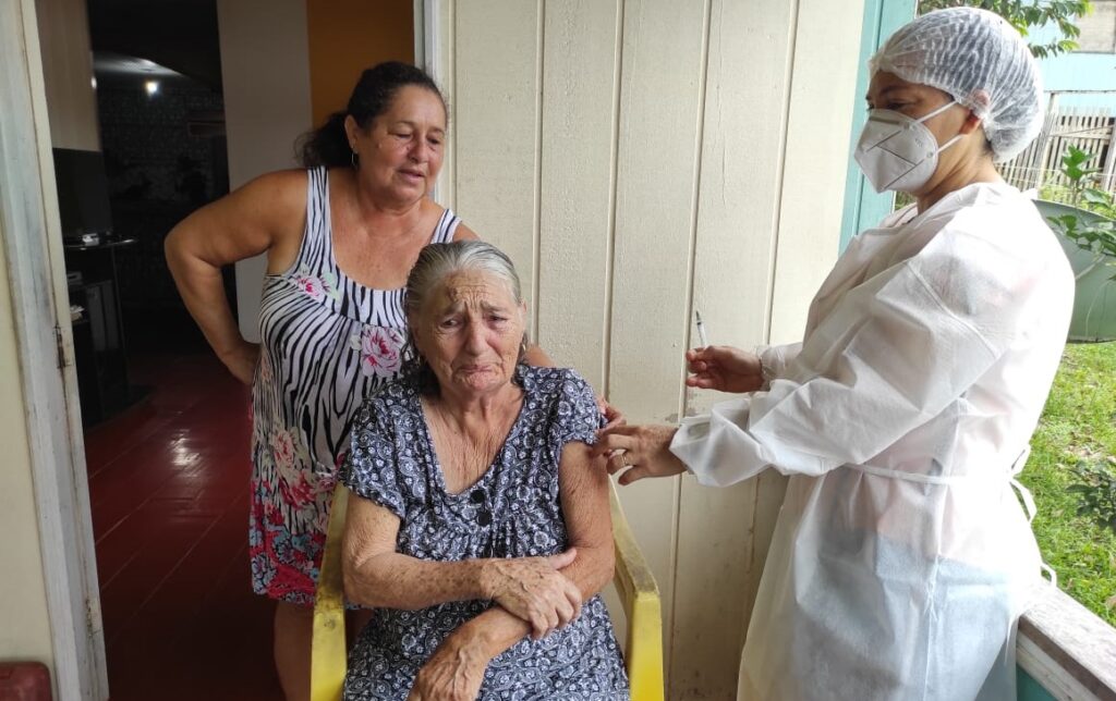 Idosa de 77 anos se emociona ao ser vacinada contra a Covid-19 em Marechal Thaumaturgo: “É uma benção”