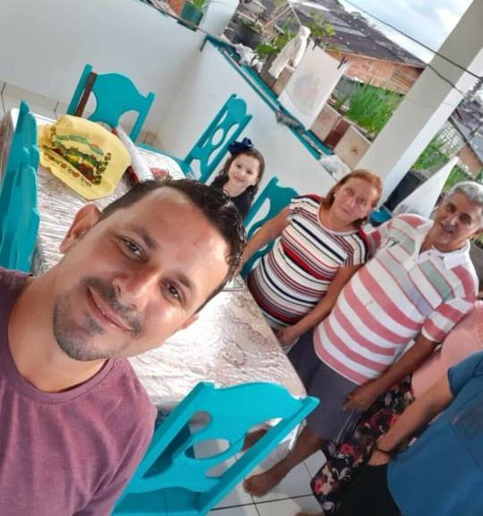 Após 17 dias internado com Covid-19, filho recebe alta e descobre que pais morreram vítimas da doença no AC: ‘pesadelo’