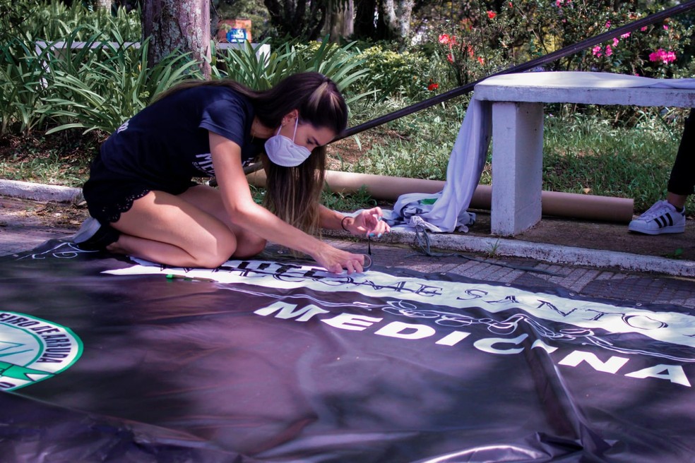 Pandemia afeta formação de futuros médicos; universitários protestam contra suspensão de aulas práticas