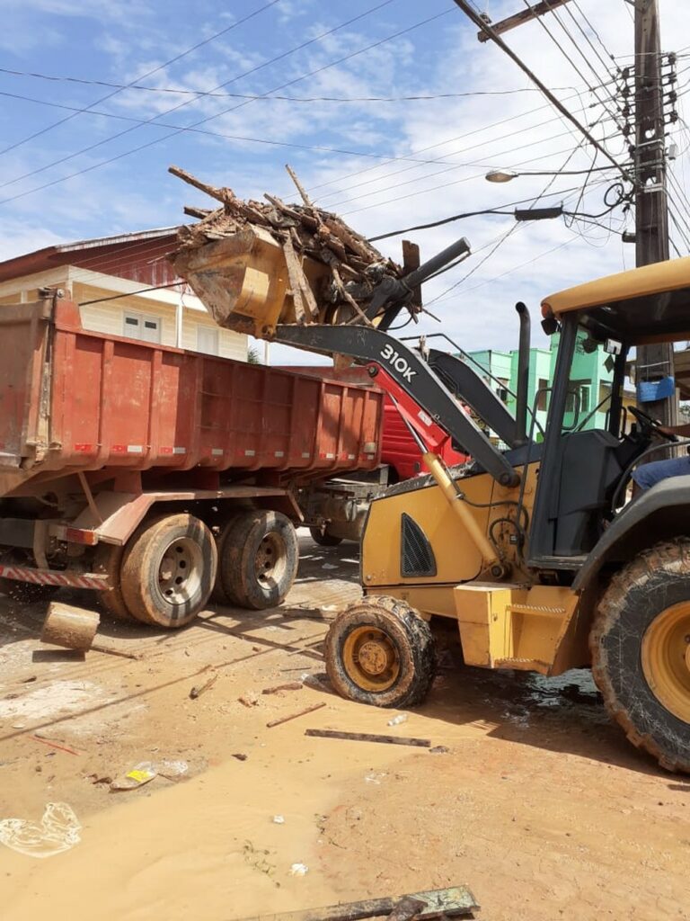 Mais de 4 mil toneladas de entulho são retiradas de bairros em Tarauacá duas semanas após enchente