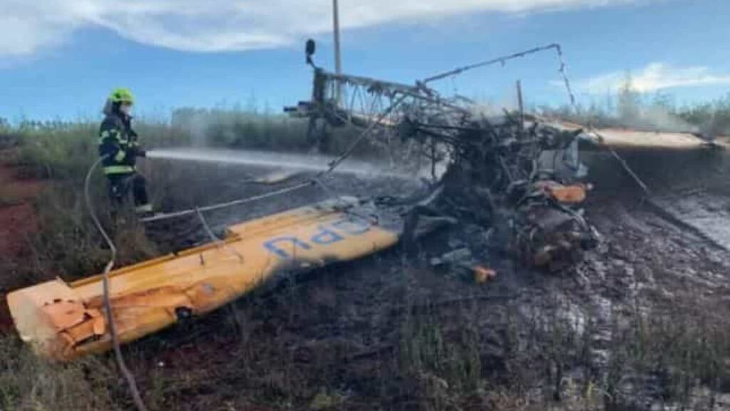 Avião cai e piloto morre carbonizado em Goiás