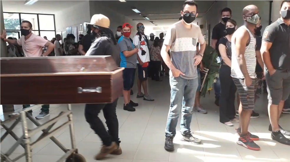Famílias se aglomeram à espera de caixões de parentes vítimas da Covid-19 no Cemitério Vila Formosa em SP