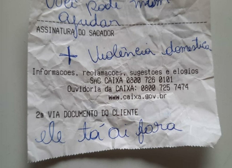 Vítima de violência doméstica escreve bilhete com pedido socorro em agência bancária no DF: ‘Ele tá aí fora’