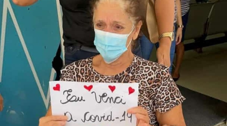 Após perder o marido para a covid, idosa no AC recebe alta e sabe da notícia em casa