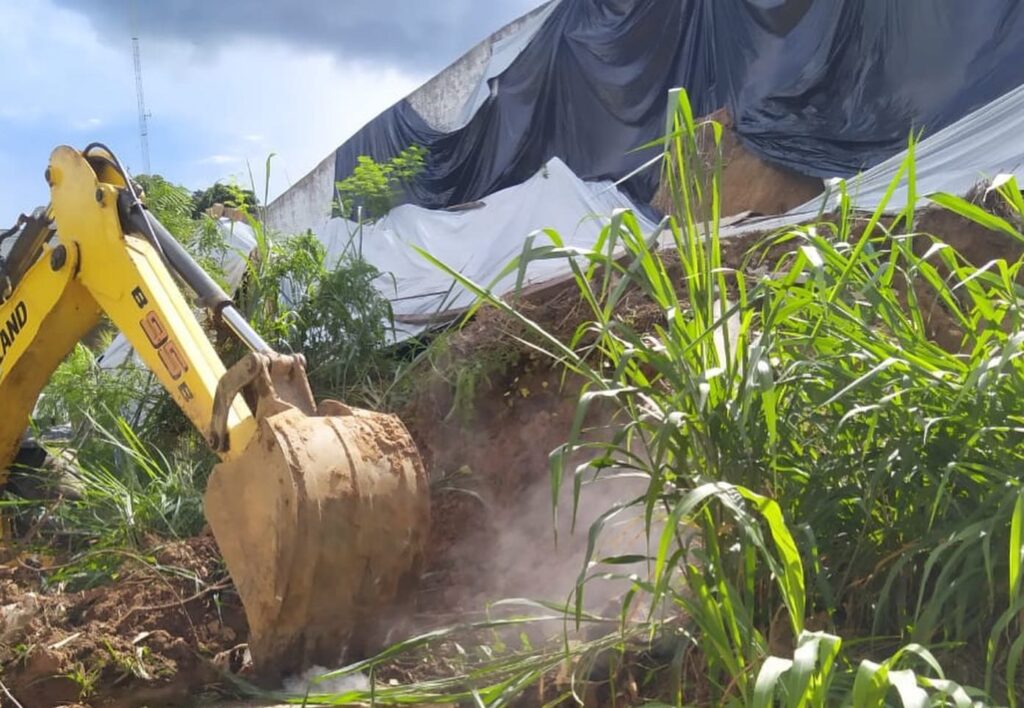 Governo e Prefeitura reconstroem muro da Escola Flodoardo Cabral, em Cruzeiro do Sul