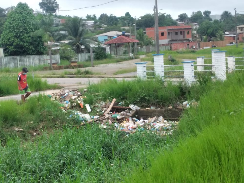 Cruzeiro do Sul: moradores denunciam lixo entulhado e sujeira no canal do Remanso