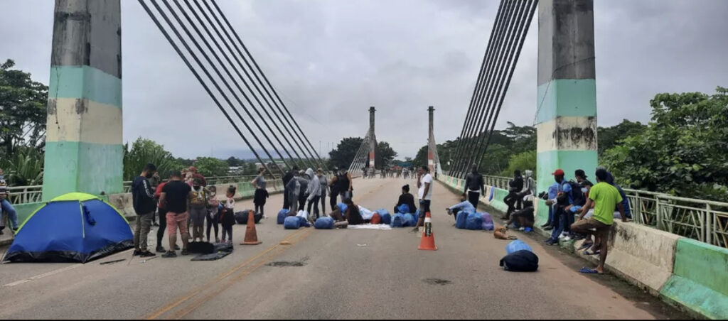 Cerca de 50 imigrantes voltam a ocupar ponte que liga Acre ao Peru em novo protesto para tentar deixar o Brasil