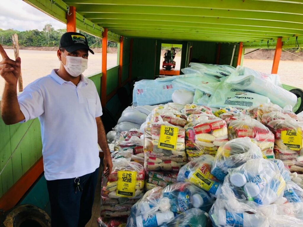 Rodrigues Alves: Prefeitura entrega donativos recebidos da campanha SOS Acre as comunidades ribeirinhas
