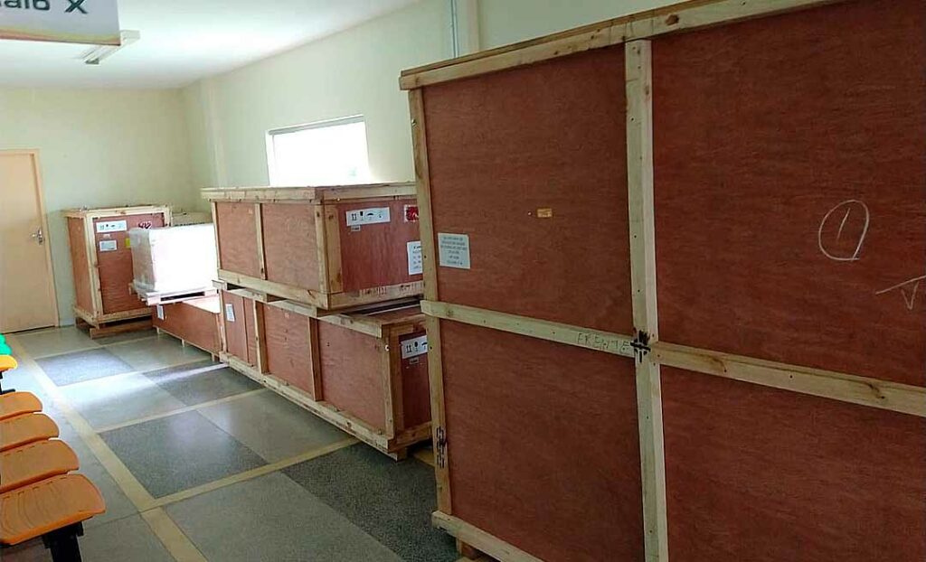 Com tomógrafos encaixotados há quase dois meses, hospitais de Brasileia e Cruzeiro do Sul estão impedidos de realizar exames